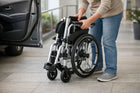 Faltbarer Rollstuhl aus Aluminium beim Zusammenklappen – kompakt, leicht und alltagstauglich für Transport