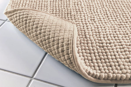 Super-Soft Badematte beige rutschfest extra weich – Detailaufnahme der strukturierten Oberfläche auf Fliesen im Bad