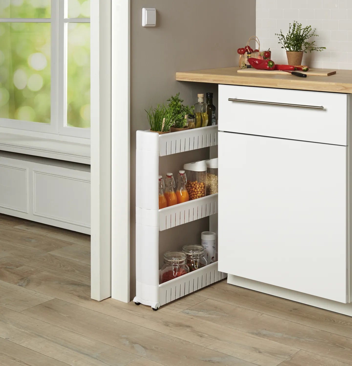 Platzsparregal „Mobil“ schmales Rollregal mit 3 Körben als Nischenregal in Küche neben Schrank, Stauraum für Flaschen & Gewürze