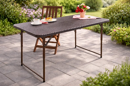 Platzsparender Klapptisch für Balkon, Terrasse & Garten – klappbarer Gartentisch in Rattan-Optik auf Terrasse mit Gedeck