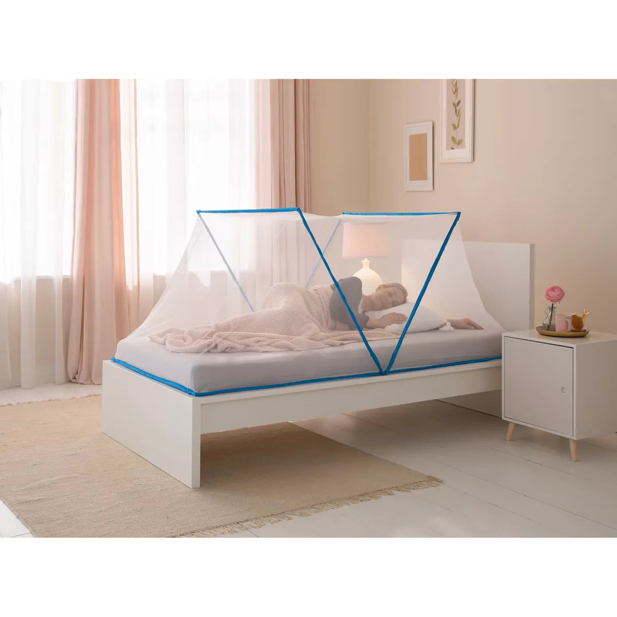 faltbares Moskitonetz für Einzelbett 200×100 cm auf weißem Einzelbett, selbstspannend, Schutz vor Mücken und Insekten