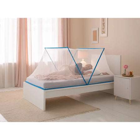 faltbares Moskitonetz für Einzelbett 200×100 cm auf weißem Einzelbett, selbstspannend, Schutz vor Mücken und Insekten