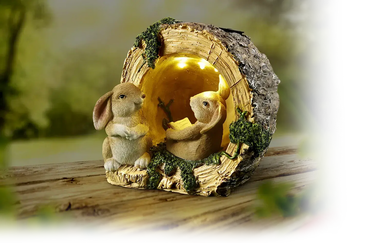 Solar Gartenfigur Hasenfreunde mit Solarlicht – zwei Hasen in beleuchteter Baumhöhle als Garten- und Terrassendeko