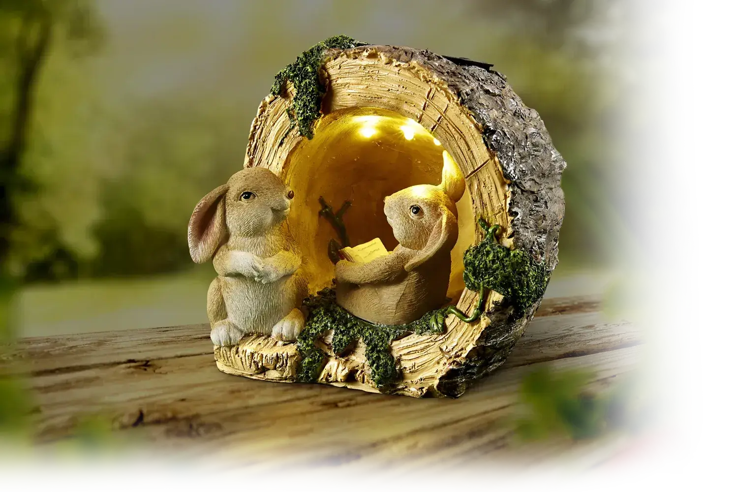 Solar Gartenfigur Hasenfreunde mit Solarlicht – zwei Hasen in beleuchteter Baumhöhle als Garten- und Terrassendeko