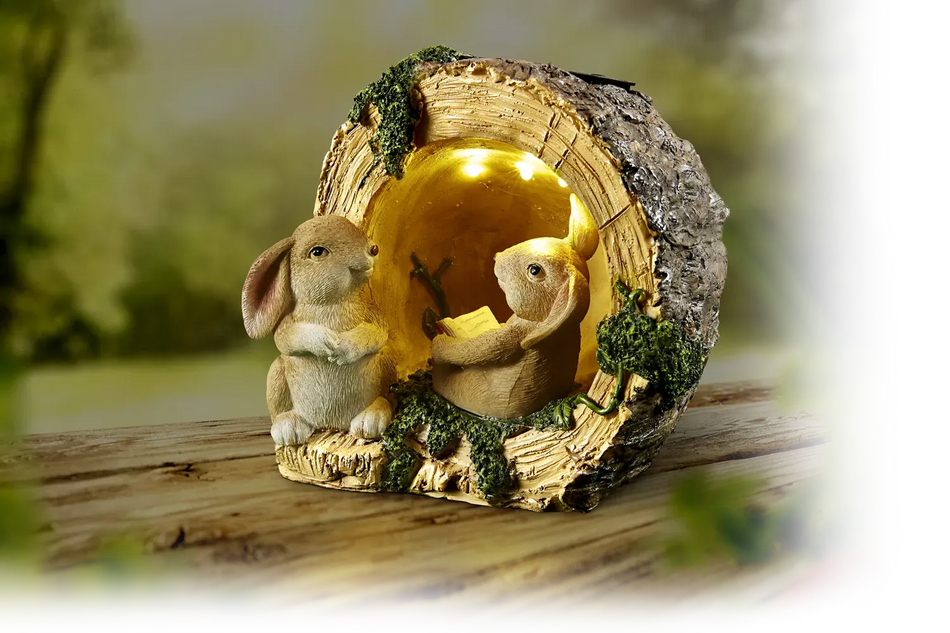 Solar Gartenfigur Hasenfreunde mit Solarlicht – zwei Hasen in beleuchteter Baumhöhle als Garten- und Terrassendeko