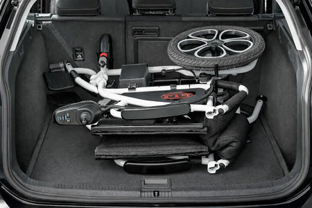 Elektrischer Rollstuhl faltbar im Kofferraum eines Autos, kompakt zusammengeklappt für einfachen Transport und platzsparende Aufbewahrung