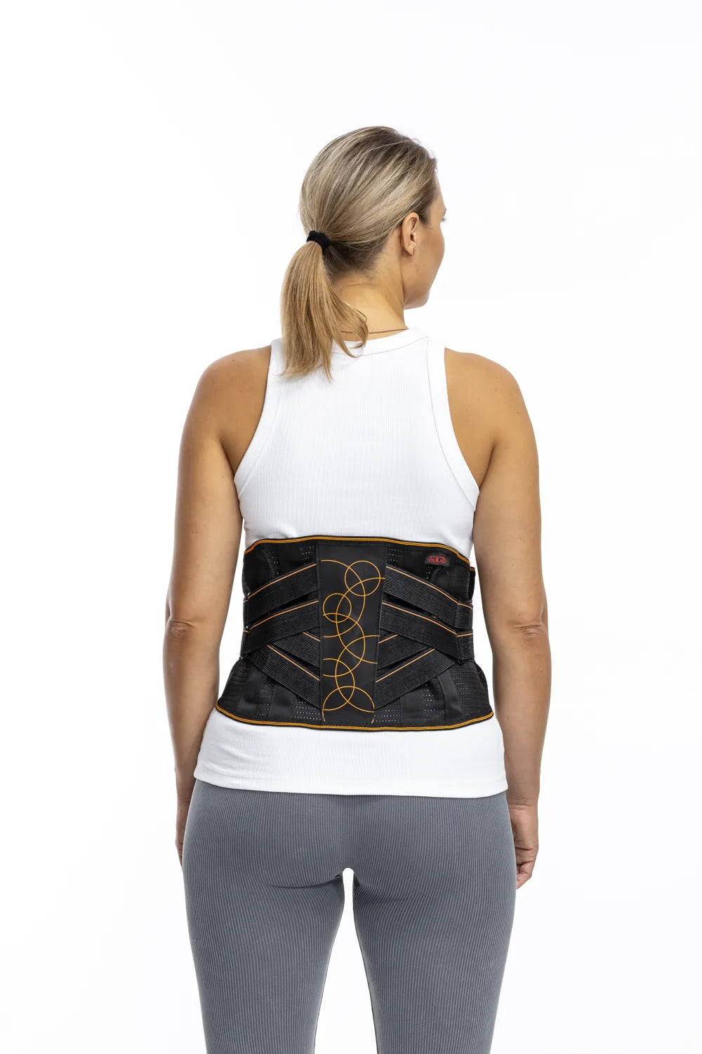 Wirbelsäulenorthese mit Magneten zur LWS-Stabilisierung – Rückenansicht einer Frau mit LWS-Orthese zur Stabilisierung